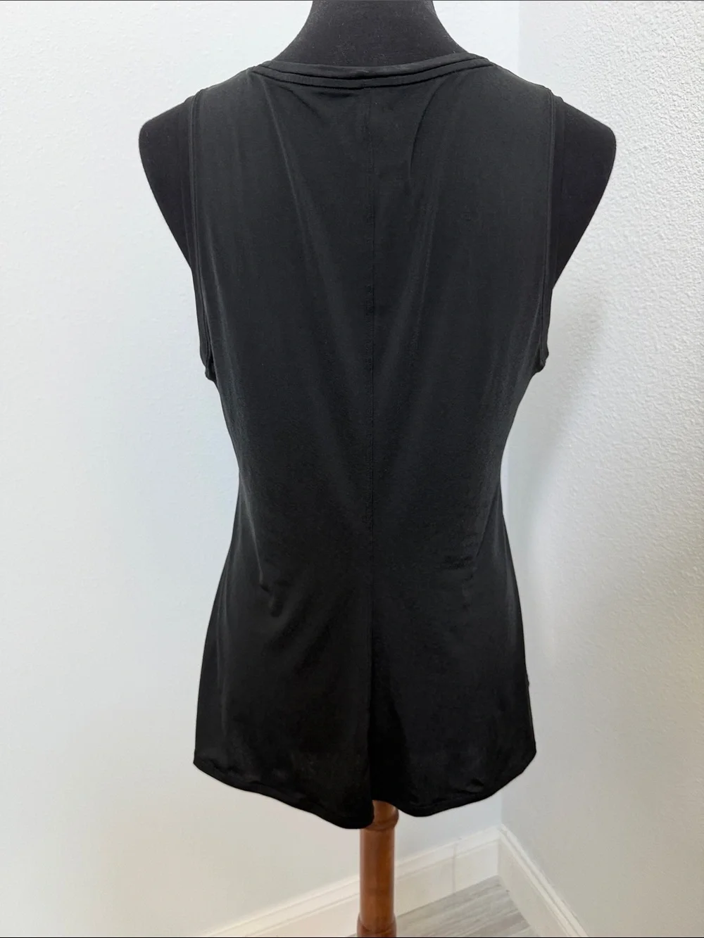 black lululemon lightweight flowy hem tank‎ top large stretchy
